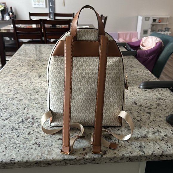 MICHAEL KORS - SALLY MEDIUM 2-IN-1 LOGO BACKPACK - Picture 2 of 6